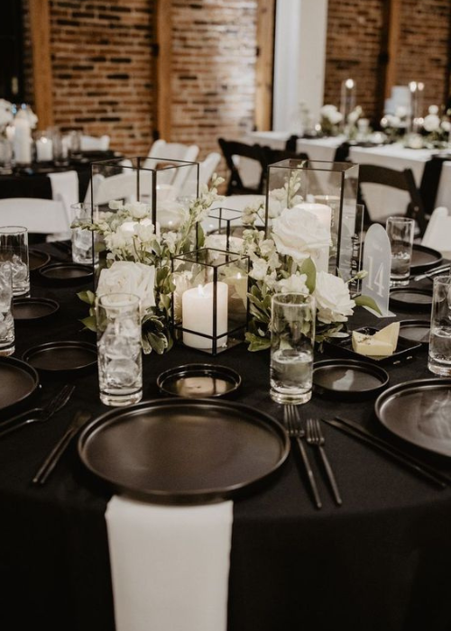 Utilize cocktail tables in black